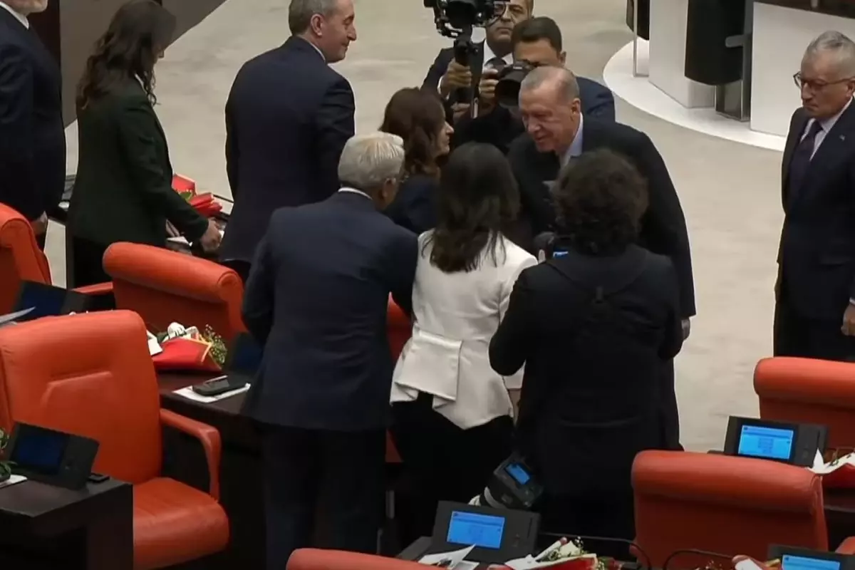 erdogan kursuden iner inmez dem partililerle tokalasti n6zgCvXe