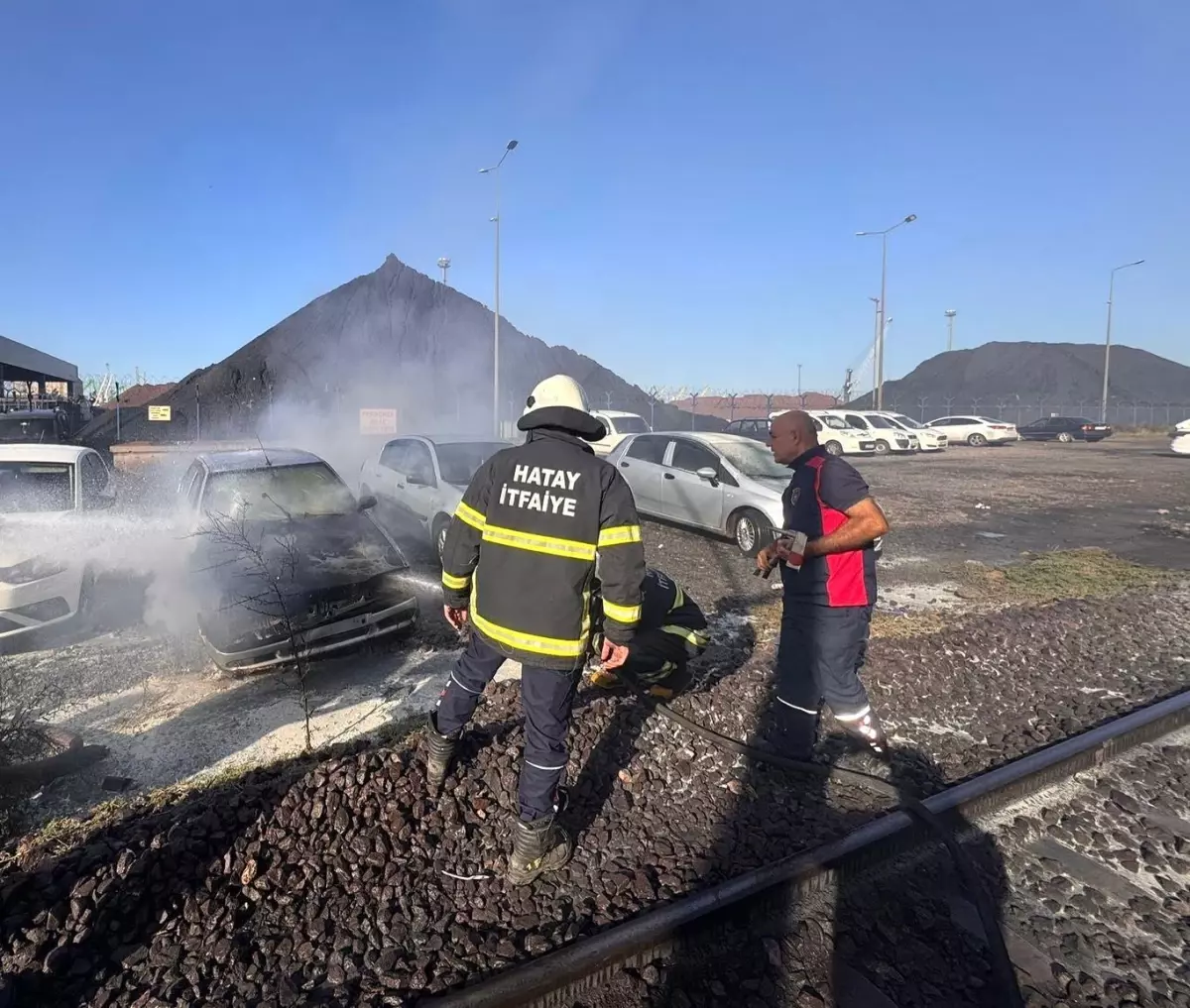 hatayda park halindeki otomobil alevlere teslim oldu zEZwzciL.jpg