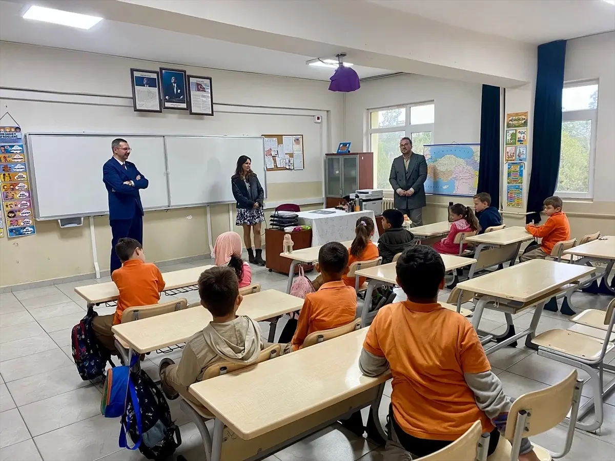 pinarhisar kaymakami enver ozderin ogrencilerle bulustu LMuFG8SX.jpg