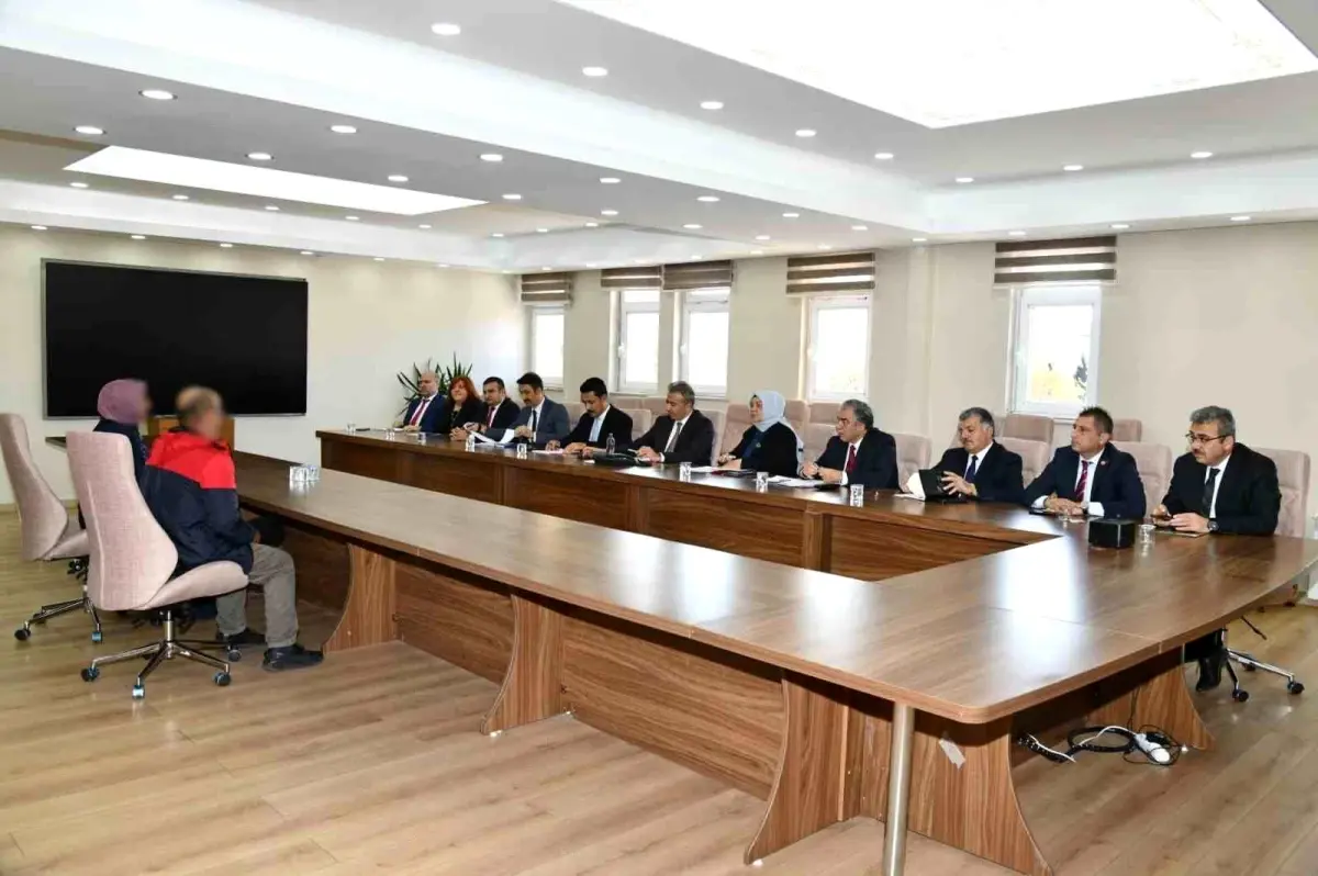 vali cicek halk gununde vatandaslarin taleplerini dinledi VUb8liMn.jpg